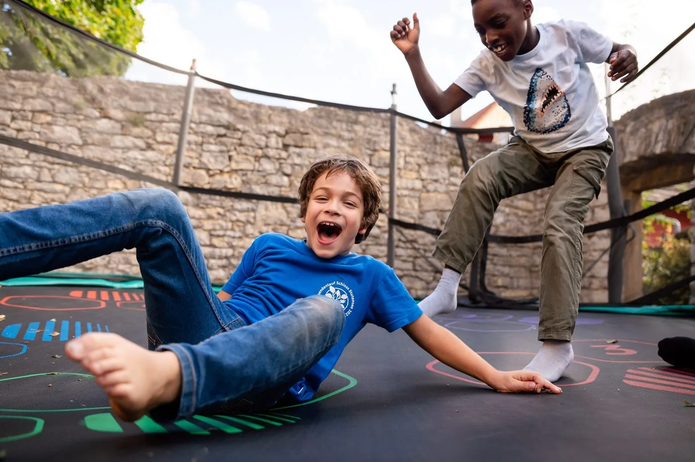 Lachende Kinder beim Spielen