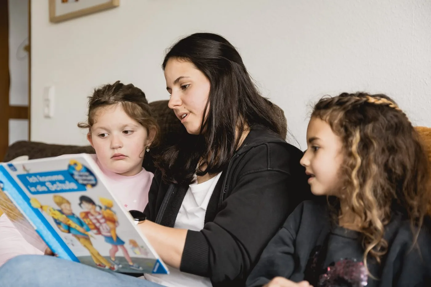 Betreuerin liest Kindern vor